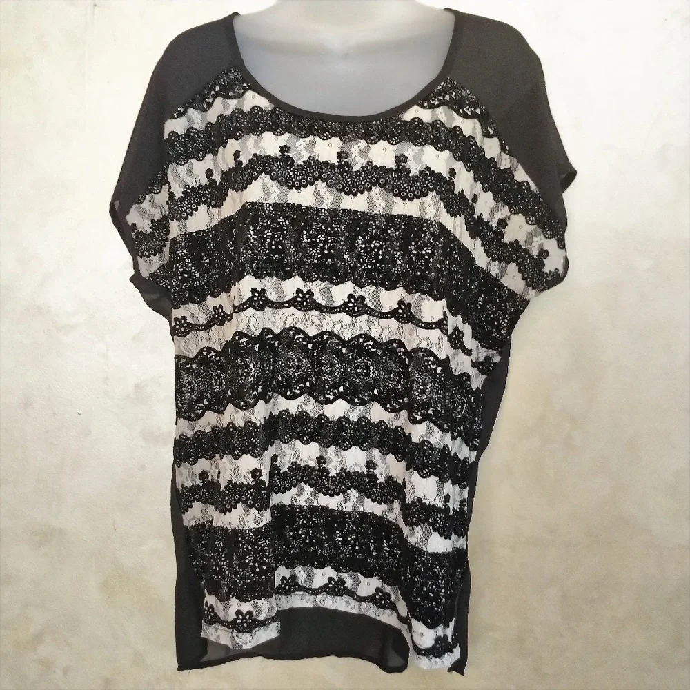 Bobeau Lace Front Top Like New M L